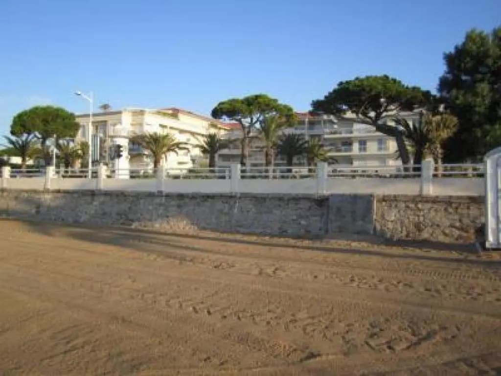 Stunning 2 Bed Apt on the Seafront of Cannes in a High Class Secure Building With Swimming Pool - 463 - Miniature 8