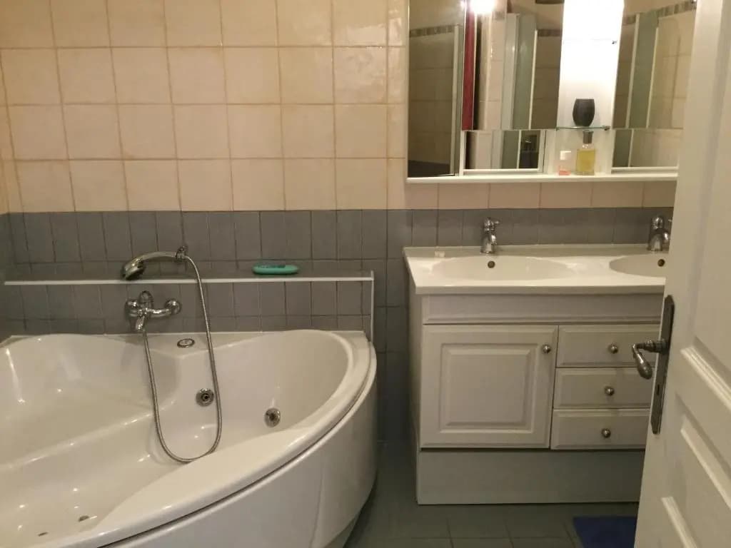Agréable Maison de Vacances avec Piscine Privée, située à Robion au cœur du Luberon, avec une jolie vue, 8 personnes, LS2-...