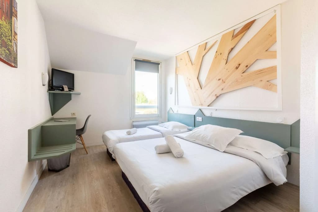 East Hotel - Photo 3