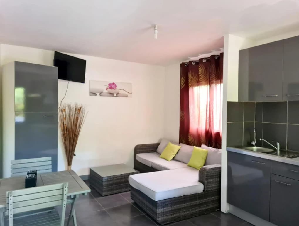 Bungalow de 2 chambres avec piscine partagee jacuzzi et jardin clos a Le Moule - Photo 2