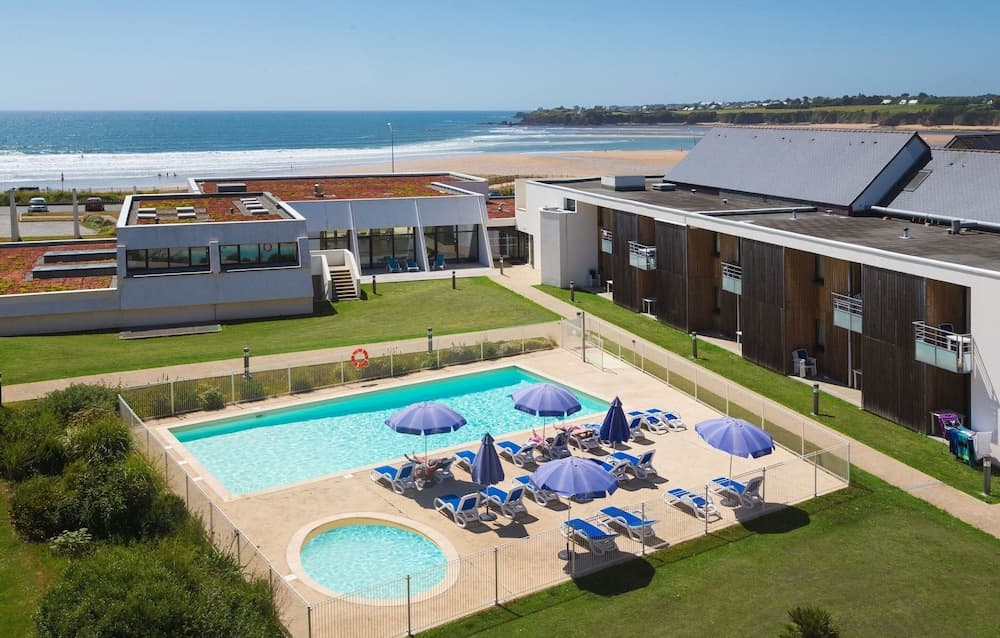Seafront Apartment With Pool - Photo 1