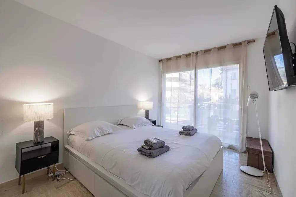 Charming Apartment on Boulevard Alexandre III - Photo 3