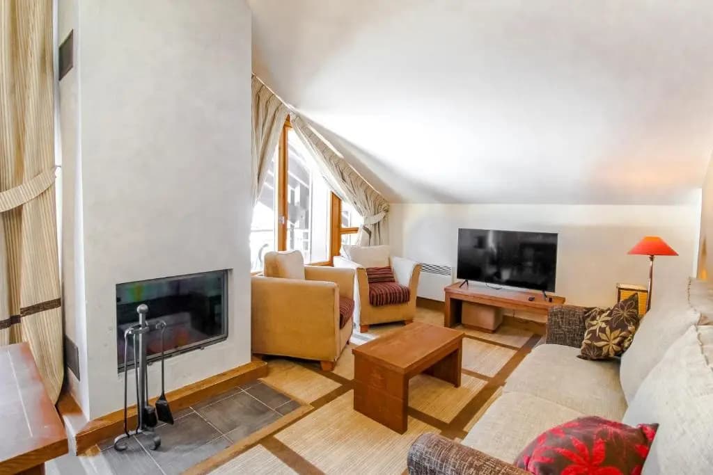Charming 6th-floor 2-bedroom apartment with fireplace - Photo 5