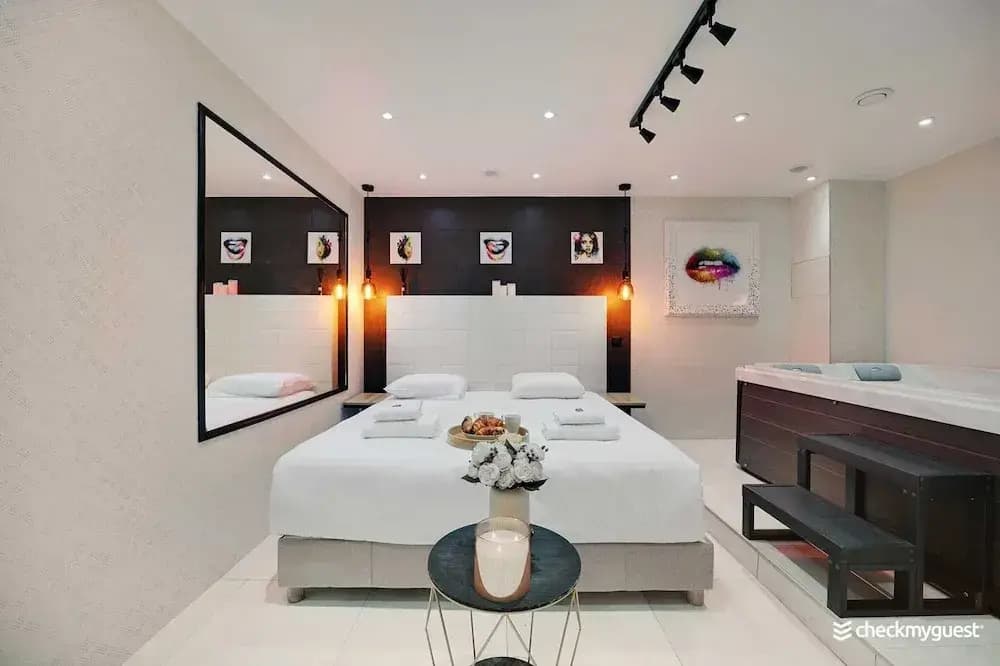 Intimate Flat w/ A/C & Jacuzzi - 2br/6p Montmartre - Photo 1