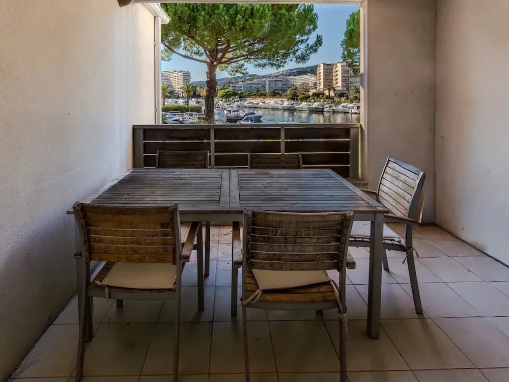 Bright Apartment With Marina Access - Miniature 7