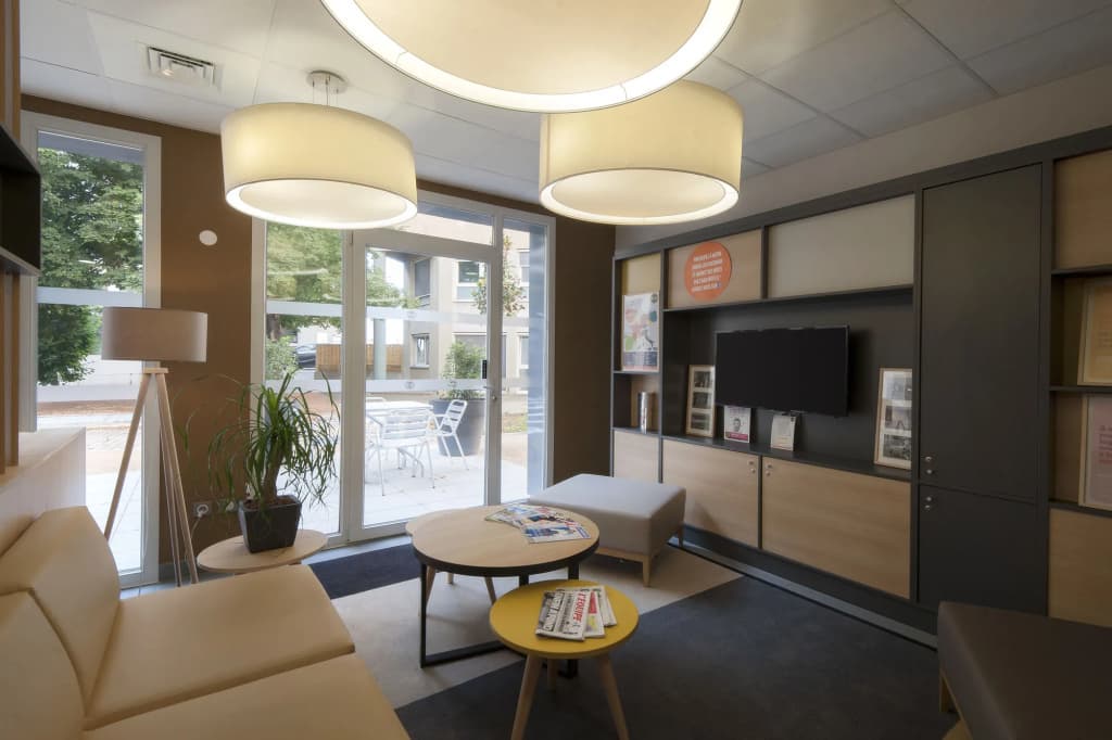 B&B HOTEL Lyon Caluire Cité Internationale - Photo 2