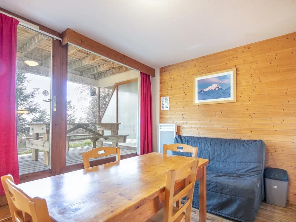 Serene Alpine Stay for 6 Guests - Photo 1
