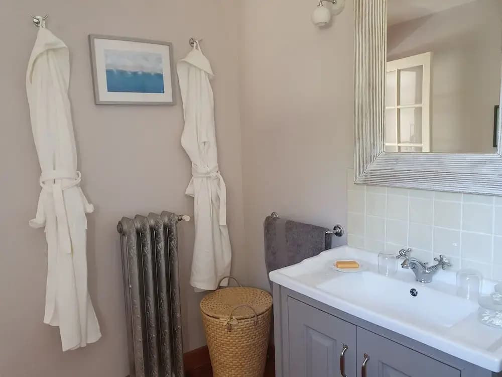 Picturesque Holiday Home With Private Pool - Miniature 8