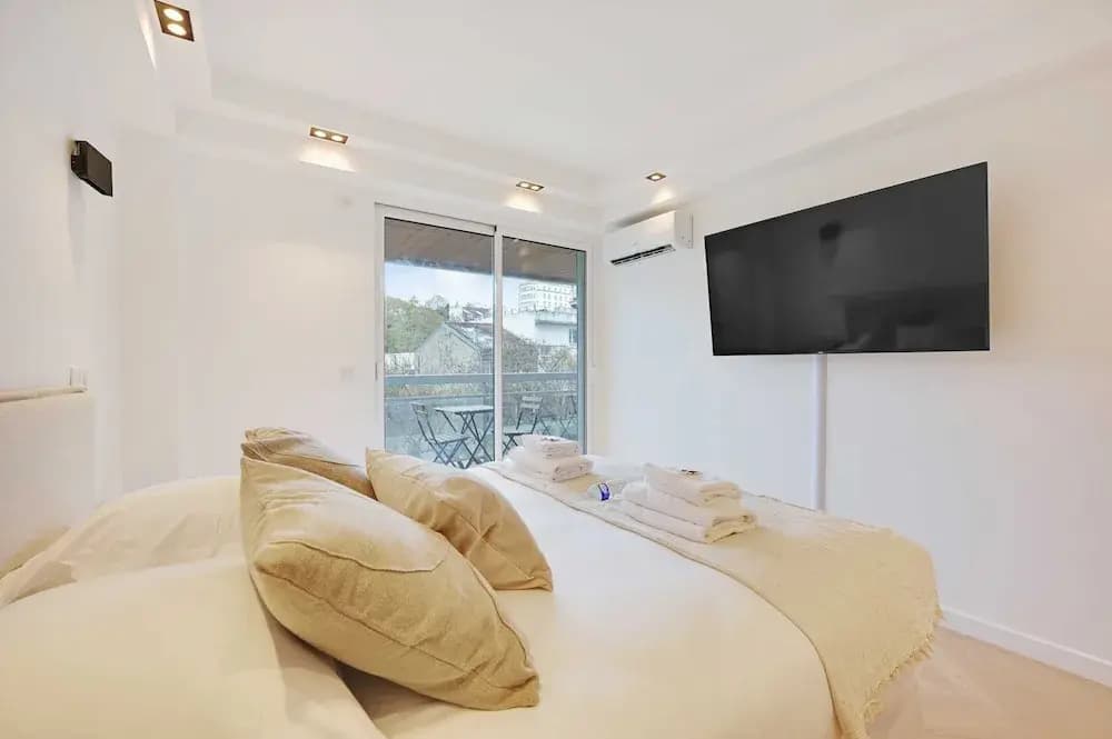 Charming Apt With AC & Balcony - Photo 4