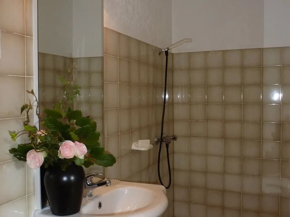 Simple holiday home with an oven in the heart of Burgundy - Photo 4