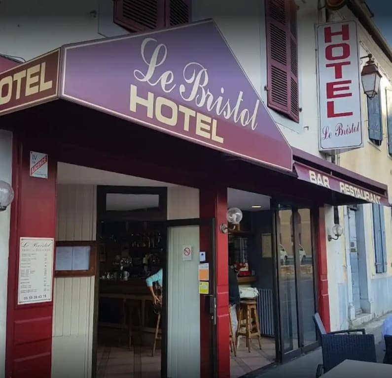 Hôtel Le Bristol - Photo 1