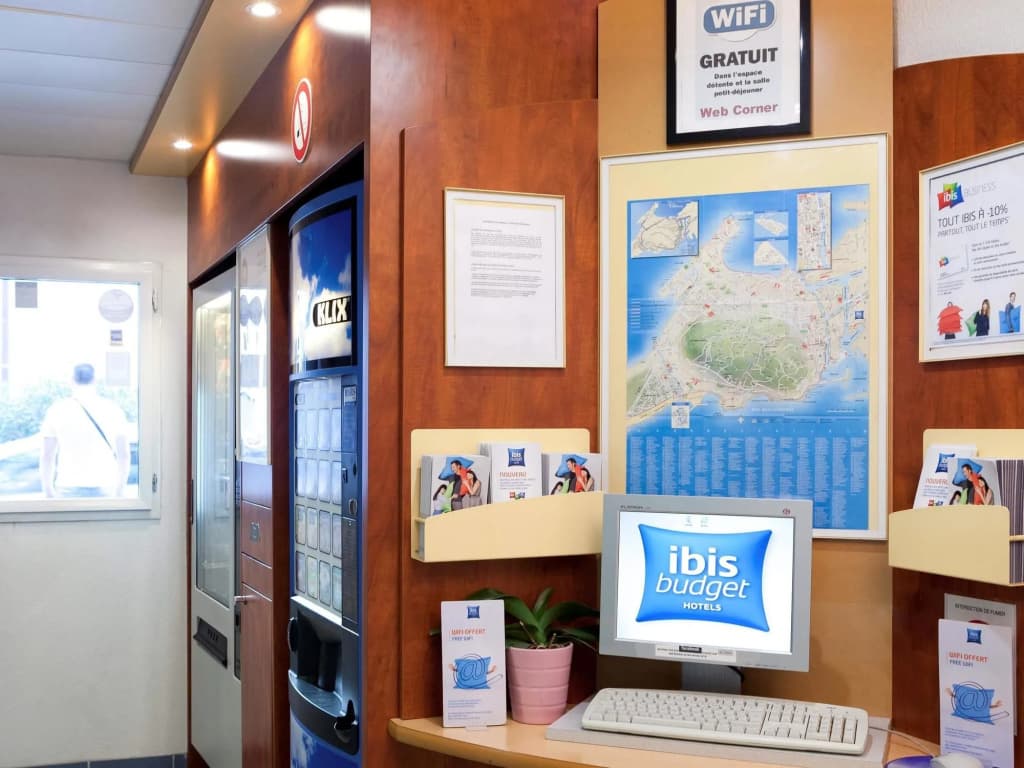 ibis budget Sète Centre - Photo 1