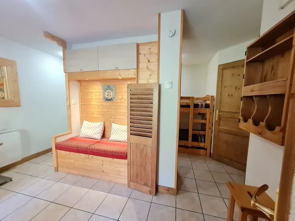 Spacious Apartment With Balcony - Photo 5