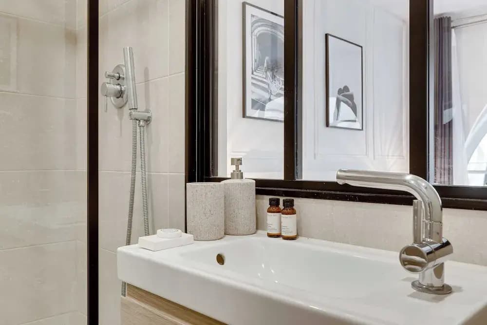 Amazing Historical Parisien Apartment Next TO Louvre Area ! - 1 - Miniature 8
