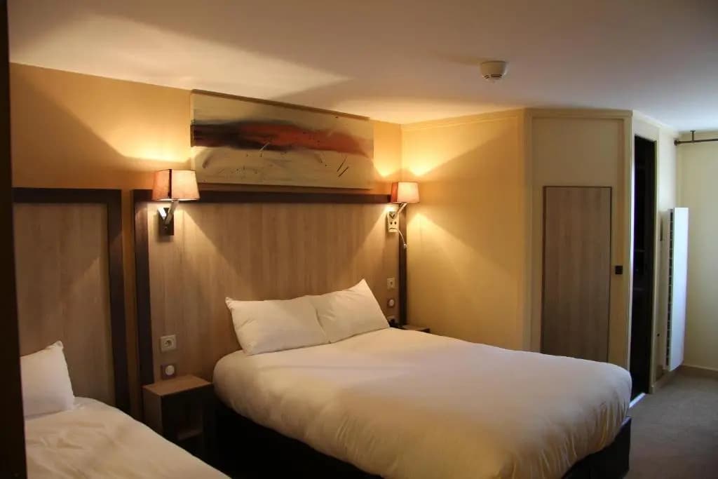 Logis l'hôtel Verrieres-le-Buisson - Photo 1