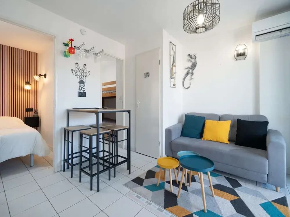 Beachside Apartment With Pool - Photo 5