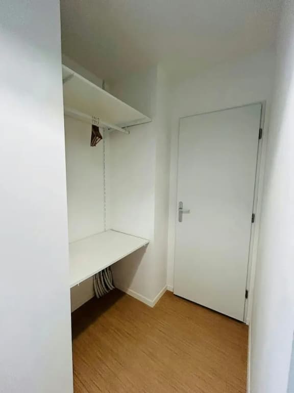 We Live In R - Suite 304 - Miniature 7