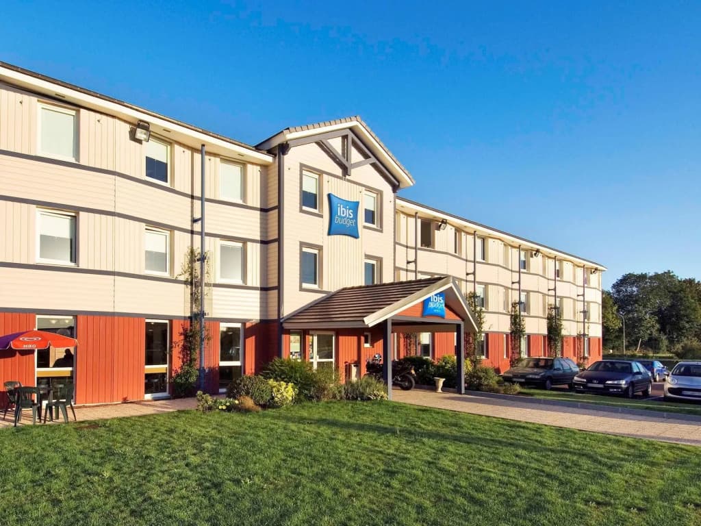 Ibis Budget Coutances - Photo 1