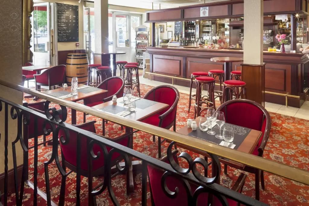 Brit Hotel Chinon le Lion d'Or - Photo 4