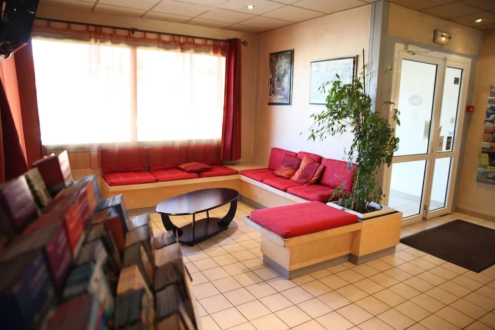 Crau Hotel - Photo 2