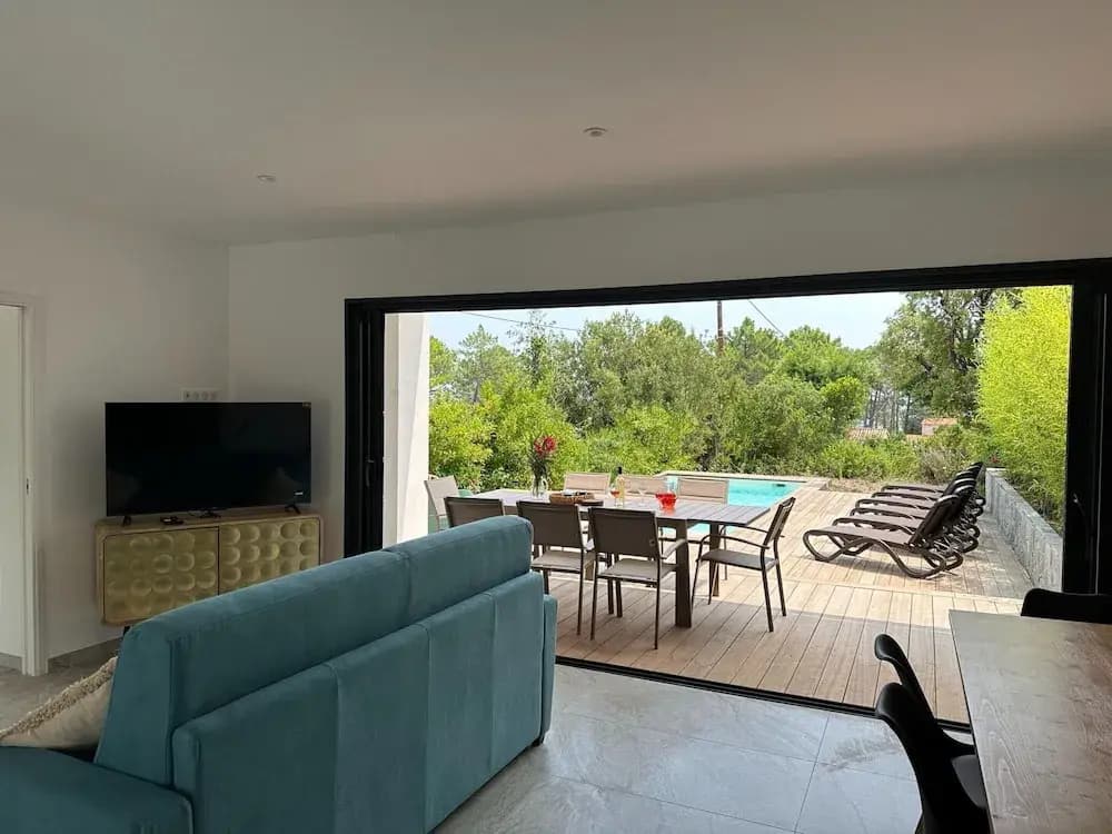 Attractive Villa With Private Pool - Photo 4