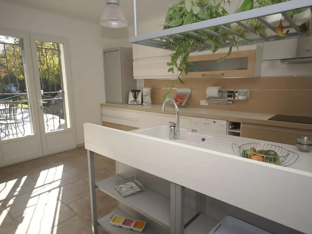 Holiday Home in Le Thor With Private Pool - Photo 5