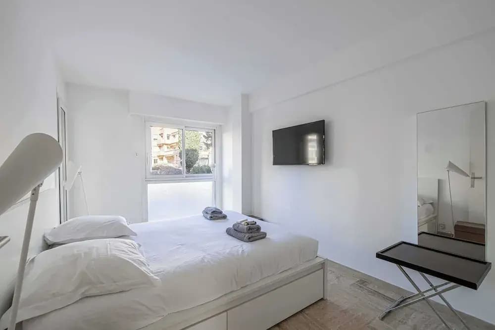 Charming Apartment on Boulevard Alexandre III - Photo 2