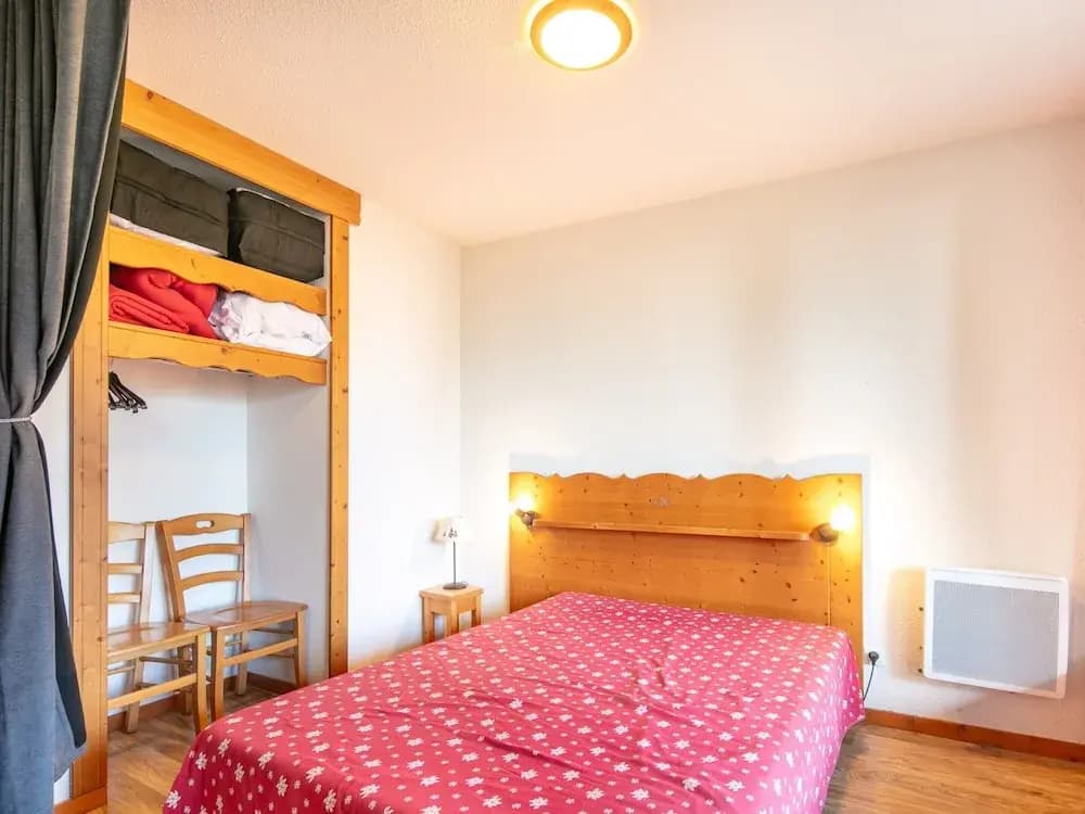 Serene Alpine Stay for 6 Guests - Photo 3