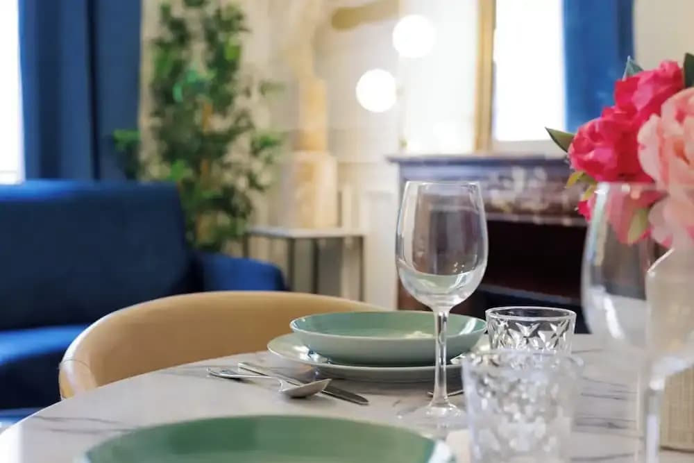 Chic and Refined Apartment - Miniature 7