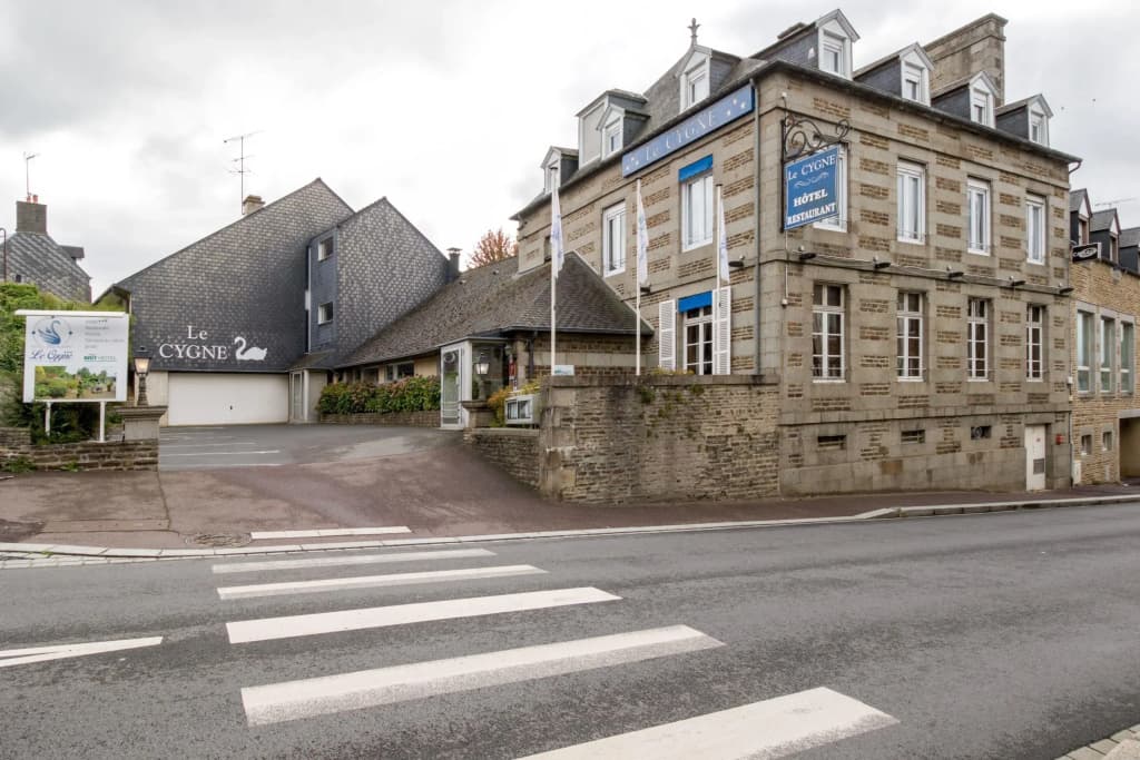 Brit Hotel Le Cygne - Photo 1