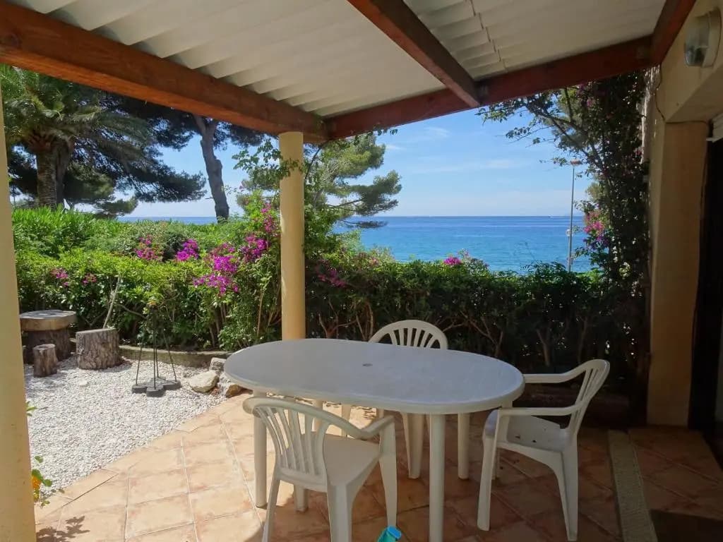 Beau 2 pièces avec vue mer en terrasse face plage de Gigaro - Photo 4