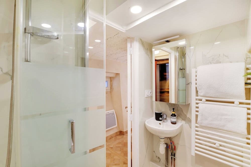 Charming Appt- 4p/1br- in the Heart of the Marais - Miniature 8