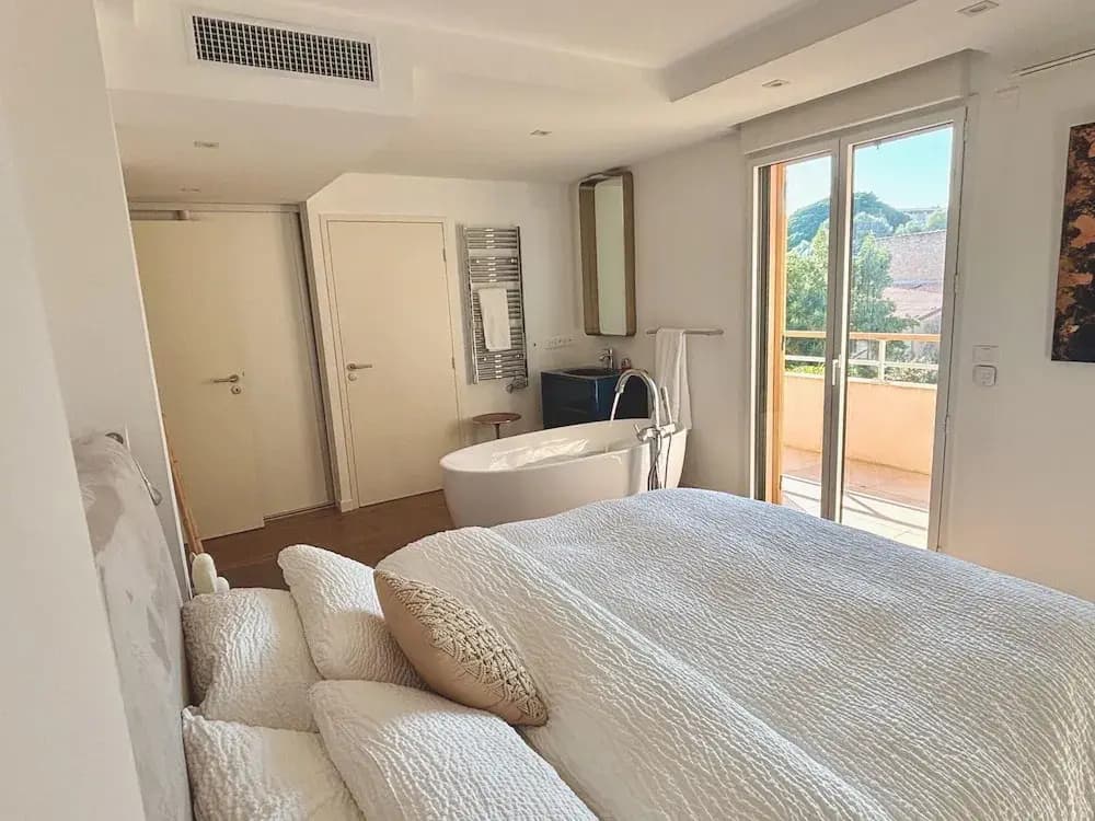 3 Bed Penthouse With Terrace Close to Beach- 2200 - Photo 4