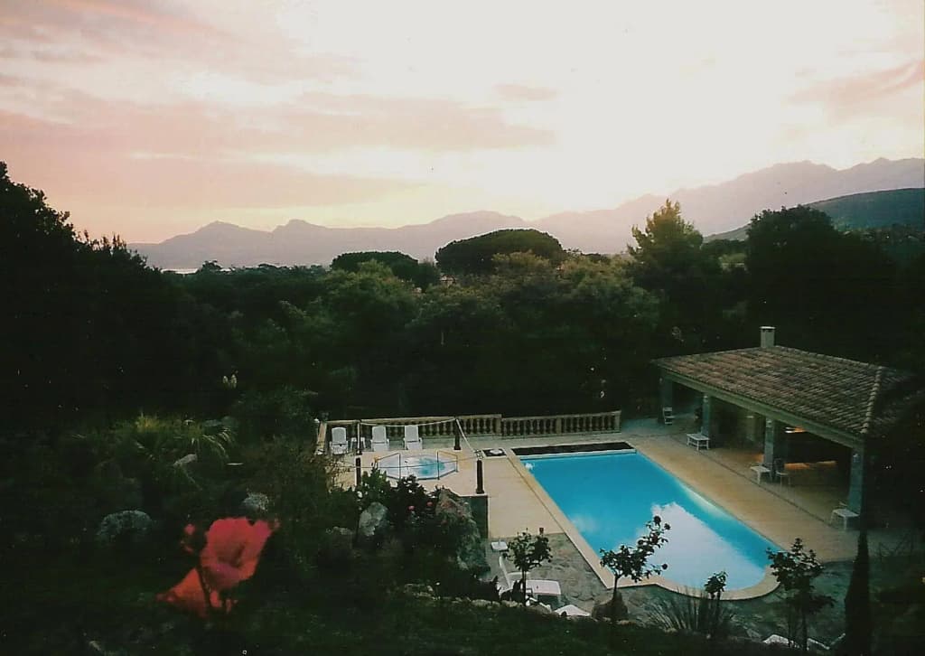 The Manor - Photo 4