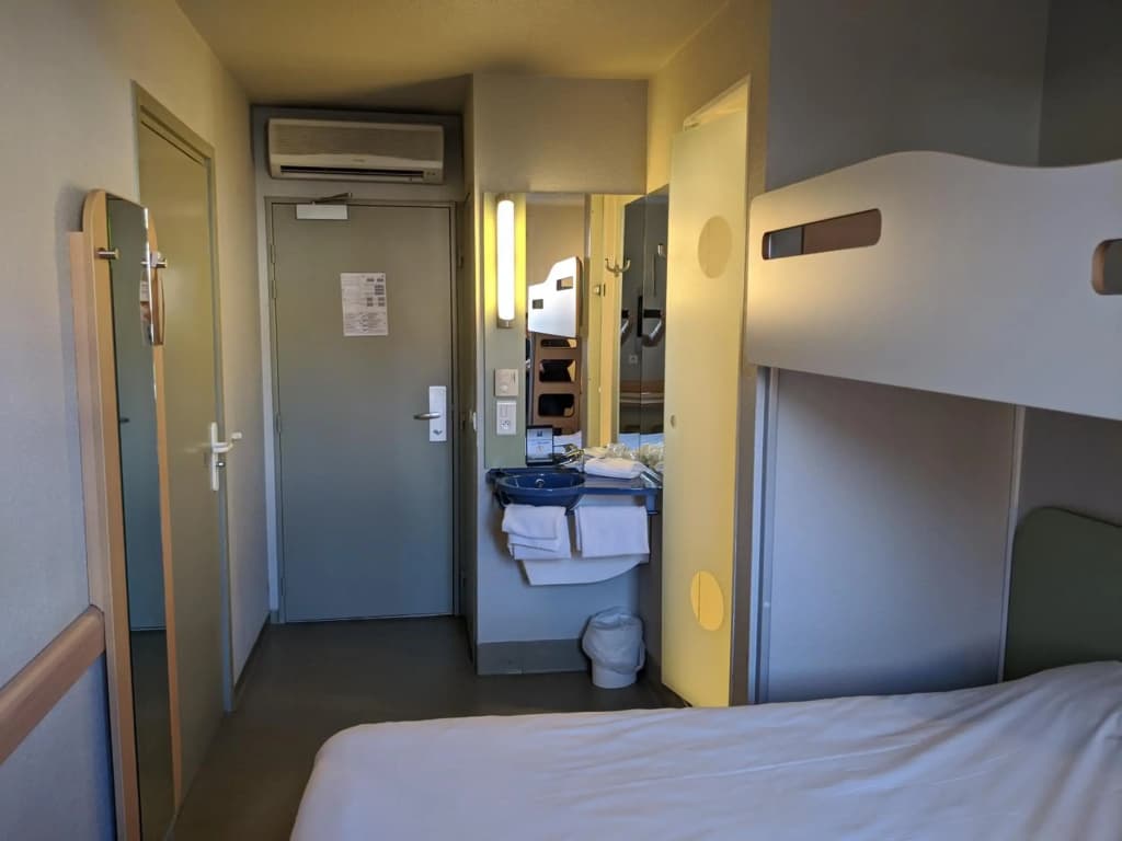 ibis budget Saint-Omer Centre - Photo 4