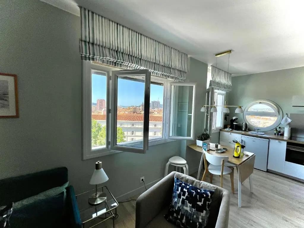 Vue sur rade appartement élégant vaste climatisé étage élevé ascenseur proche parking et toutes commodités au cœur du Toul...