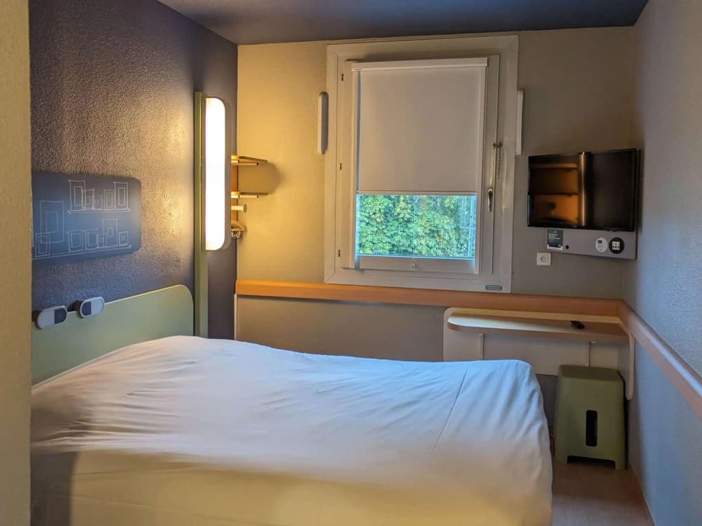 ibis budget Saint-Omer Centre - Photo 2