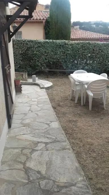 Appartement T2 bas de villa avec jardinet au calme proche mer - Photo 3
