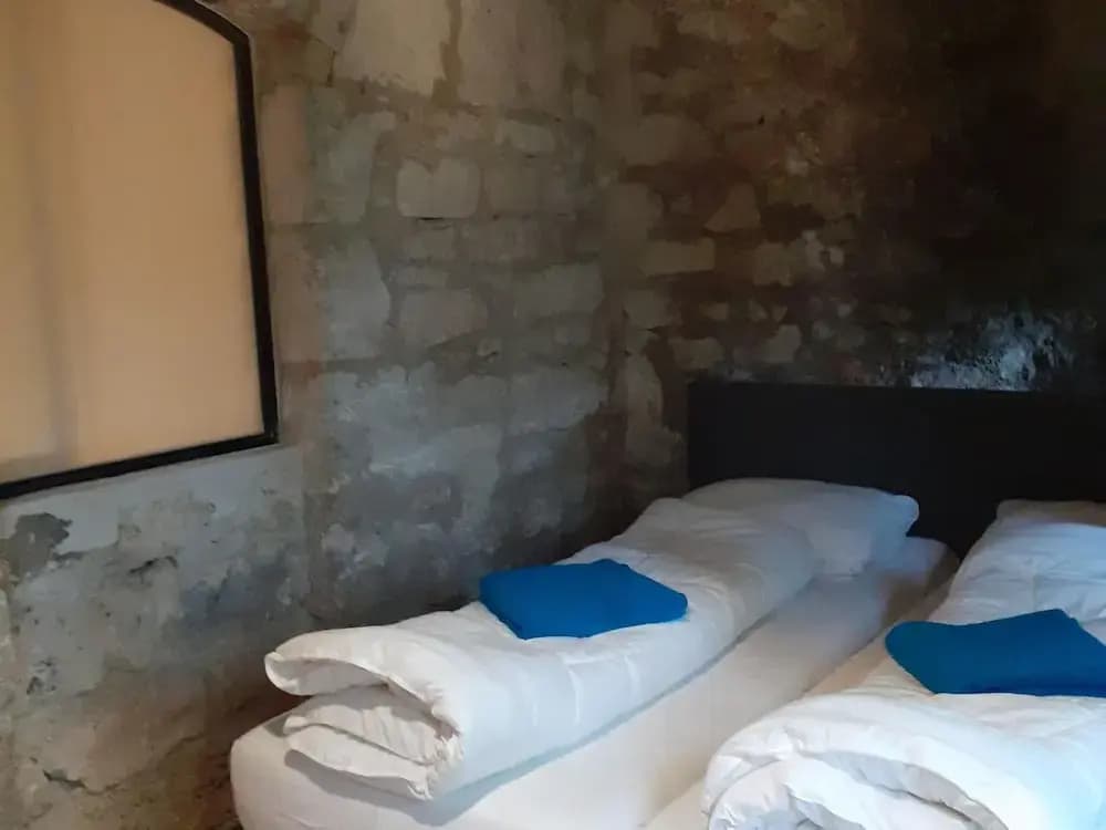 Renovated Castle Apartment With Swimming Pool - Photo 2