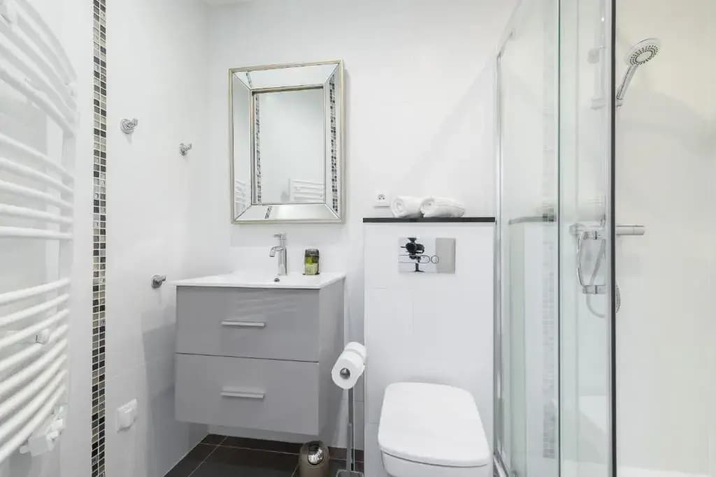 Cosy 1 Bdr Near Garibaldi Square - Top Floor & AC - Miniature 7