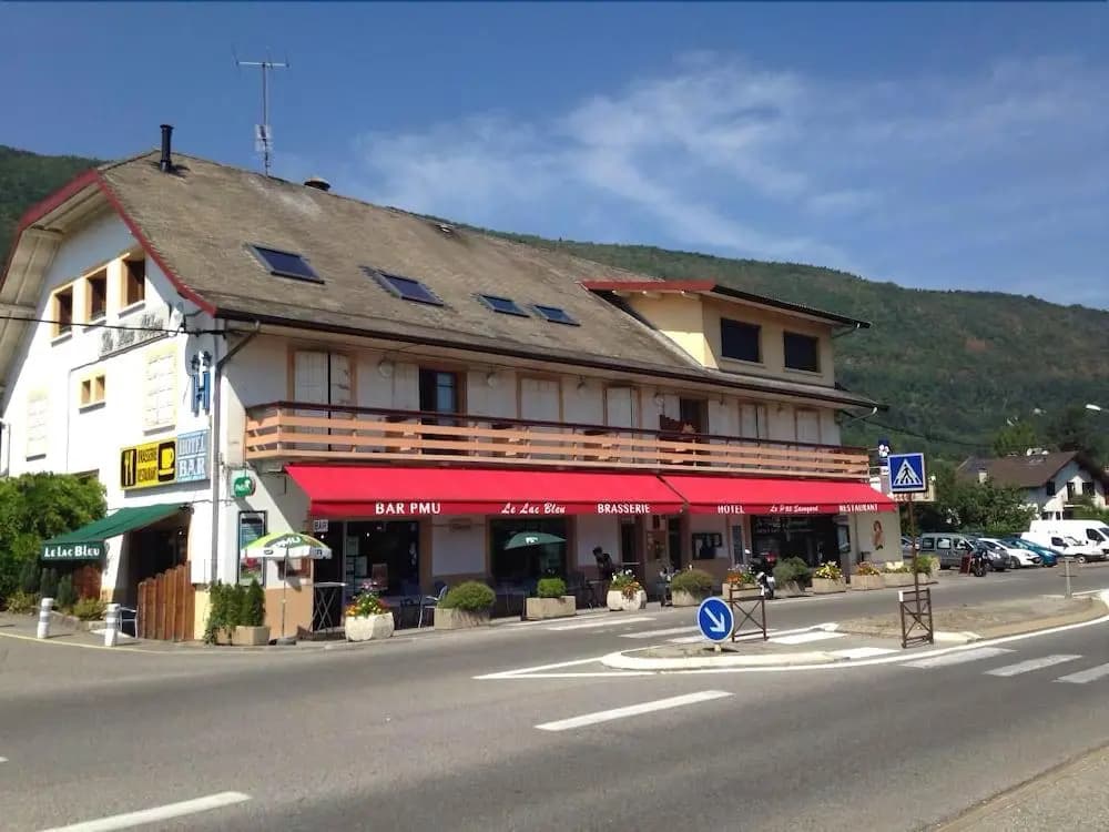 Hôtel Restaurant Le Lac Bleu - Photo 1
