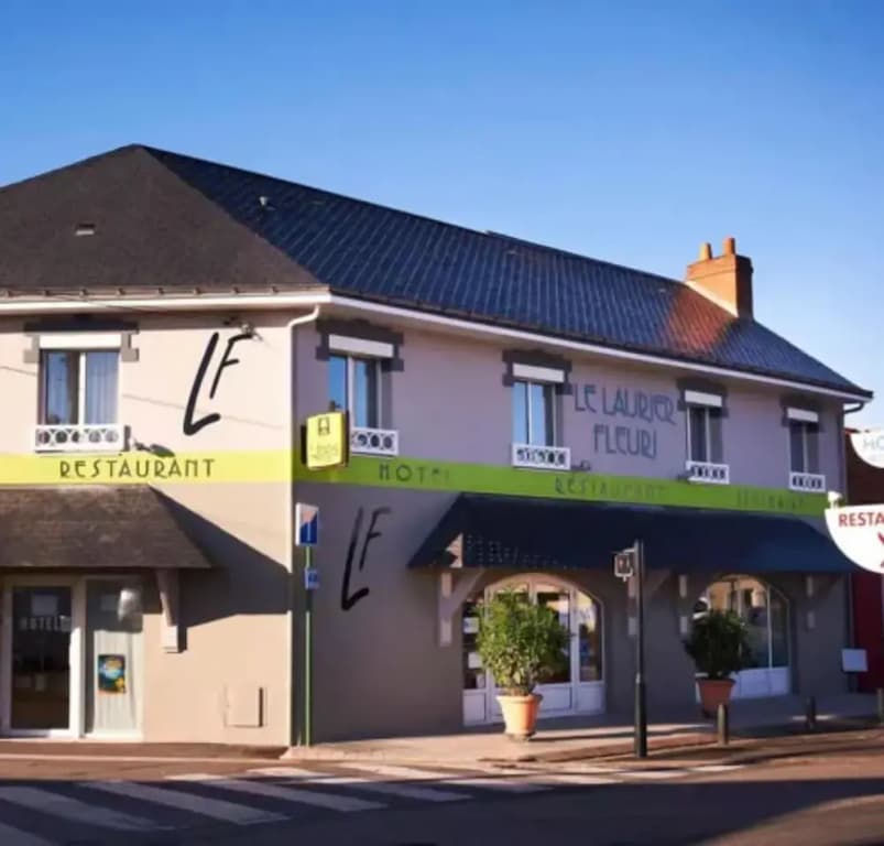 Logis Hotel Restaurant Le Laurier Fleuri - Photo 1