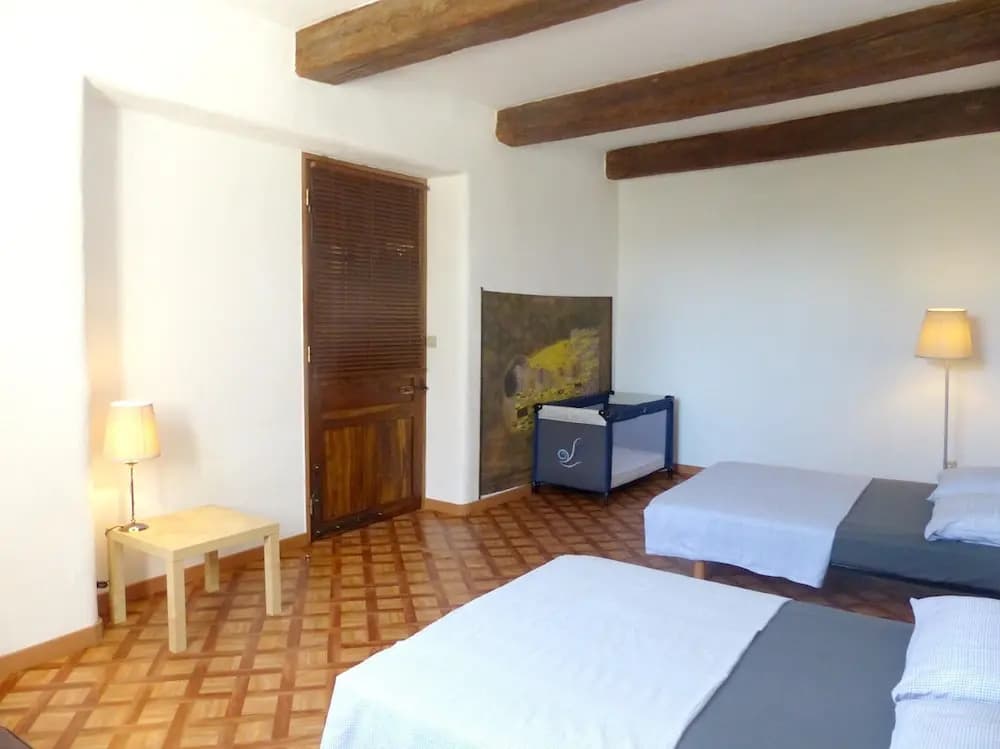 Villa With 5 Bedrooms in Uchaux, With Wonderful Mountain View, Private - Photo 2