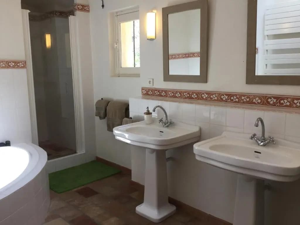 Joli Mas Provençal du 19ème Siècle Avec Grande Piscine Privée, Situé Au Calme, En Campagne de Lacoste, Au Cœur du Luberon,...