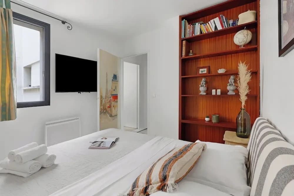 Stylish 2BR for 6 by Champs-Elysees - Photo 3