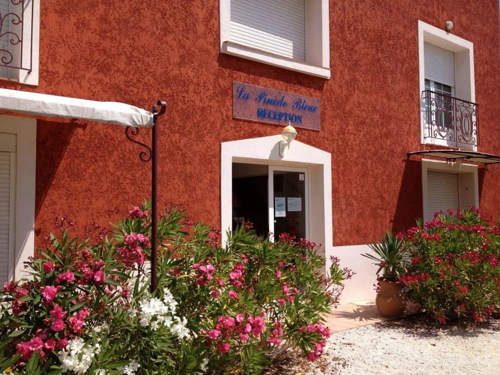 Résidence Hôtel La Pinède Bleue - Photo 1