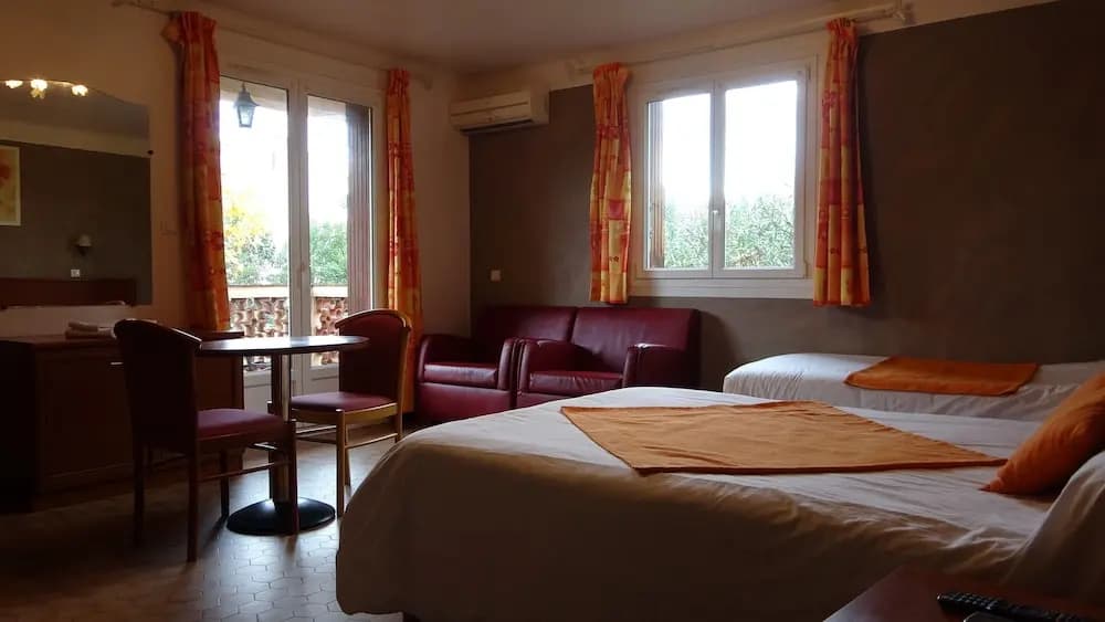 Hôtel Charles - Photo 2