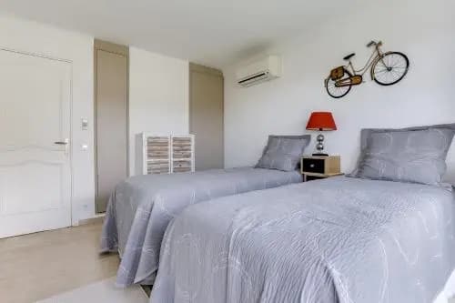 Wonderful fully renovated 2BR on the last floor. - Miniature 6