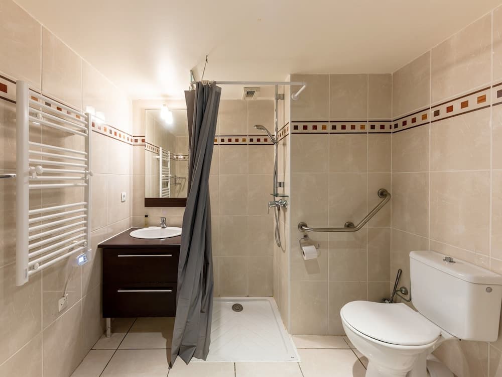 Bright Apartment With Marina Access - Photo 5