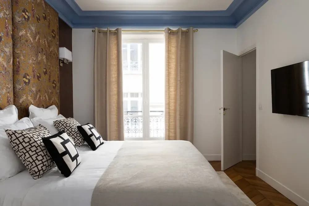 Montaigne Luxury 2 Bedroom - Photo 2